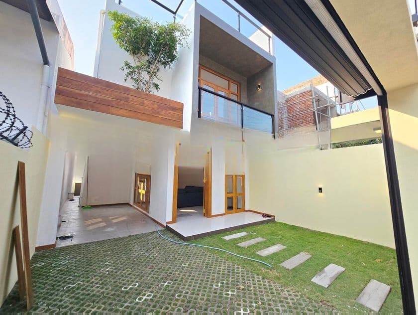 Modern Designed Luxury Three Storey House for Sale in Pelawatta Town