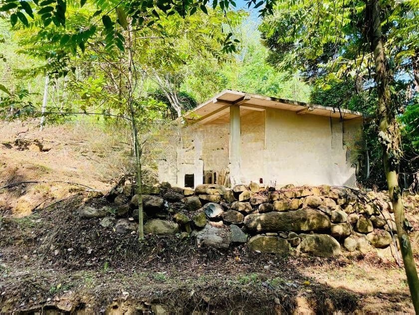 දිය පාරකට මායිම්ව අඩක් නිම කල විලා එකක්