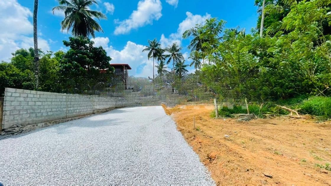 Yakkala නගරයෙ නුවර පාරට අතේ දුරින් වටිනා බිම් කොටස් කිහිපයක්