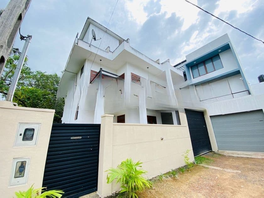 දෙමහල් නිවසක් අතුරුගිරියෙන්