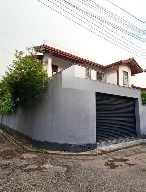 Spacious 4 Bedroom Luxury Home for Sale in Thalawathugoda