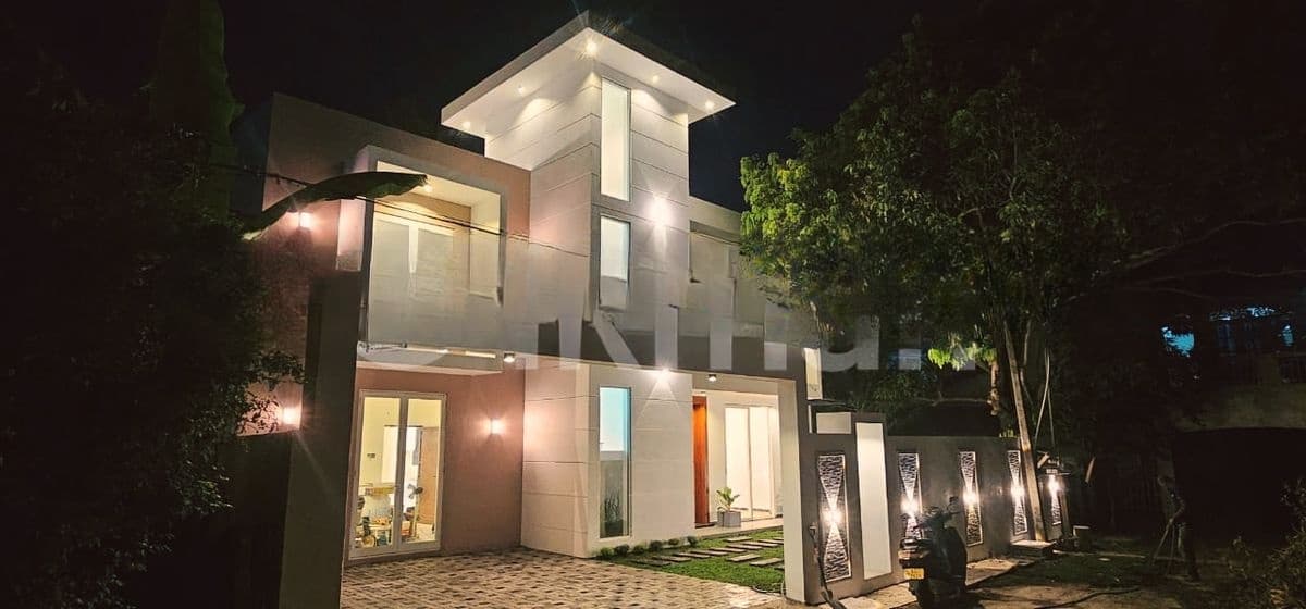 Brand New Super Luxury House with Pool for Sale in Piliyandala Town