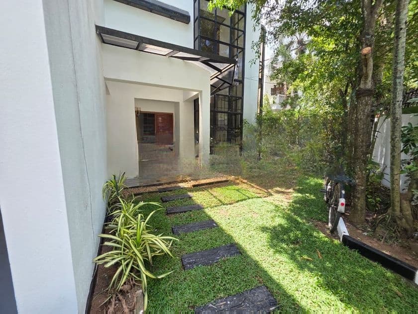 House For Sale In Fairfeild gardens Colombo 8 - 2616U/1