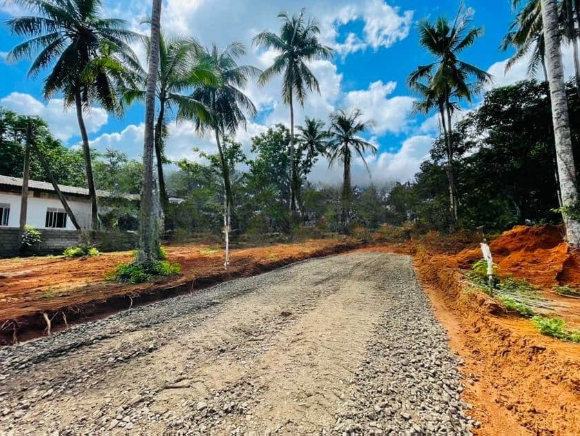 යක්කල නුවර පාරට ඇවිදින දුරින් ඉඩමක් විකිණීමට