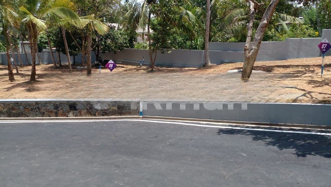 Land Plots in Karapitiya