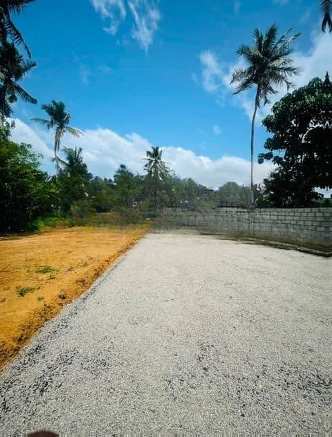 නුවර කොළඹ මාර්ගයට ඉතාම ආසන්නව වටිනා බිම් කොටස් කිහිපයක්