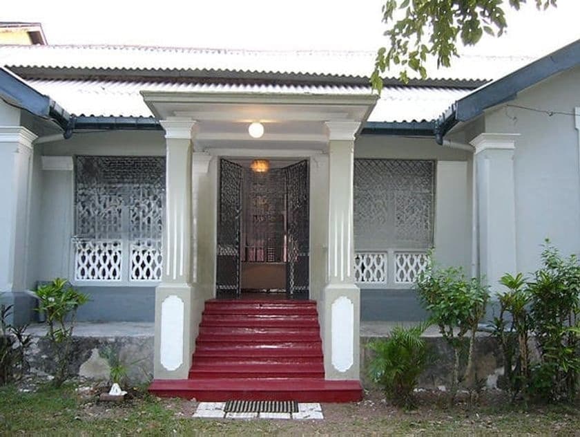 Nugegoda Railway avenue Colonial Bungalow on 30 Perches of land for Sale