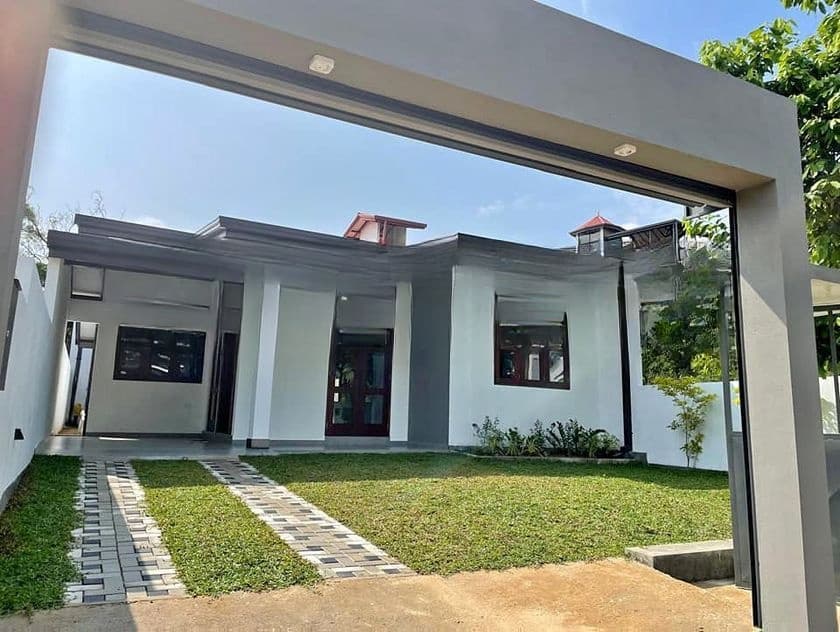 Brand-New House in Athurugiriya With 10 Perches Land Extent