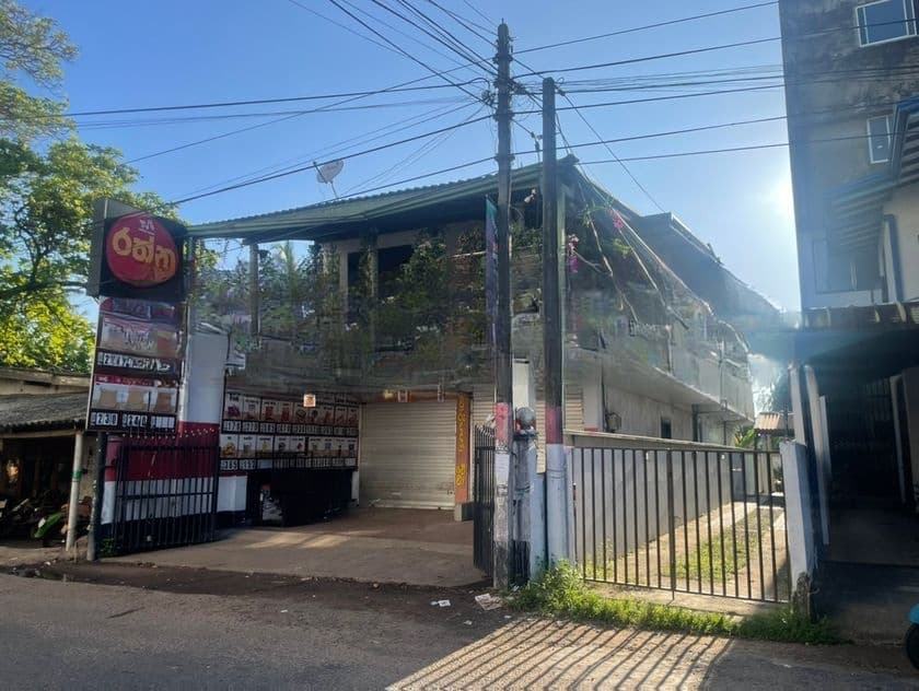 දෙමහල් නිවස සමඟ සුපිරි වෙලද සංකීර්ණයක් විකිණීමට මොරටුව