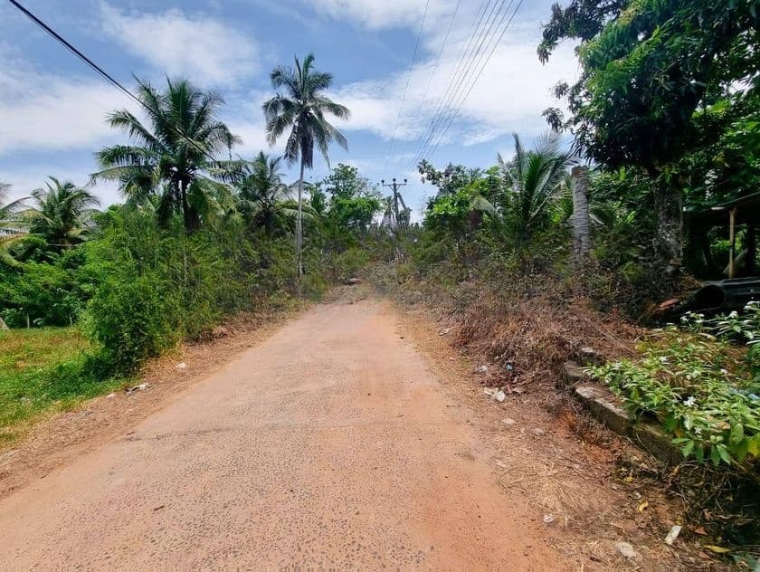 අඩි 20 පාරට මුහුණලා වටිනා ඉඩමක්