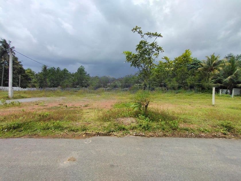 Land for Sale Near Highway Kadawatha .