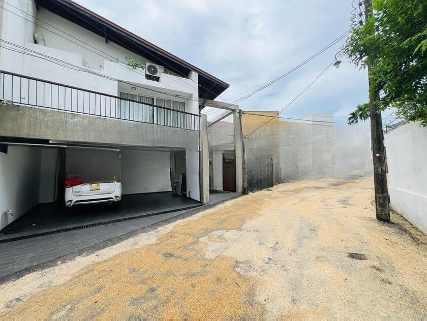 Luxury Home with Large Garden for Sale – Thalawathugoda