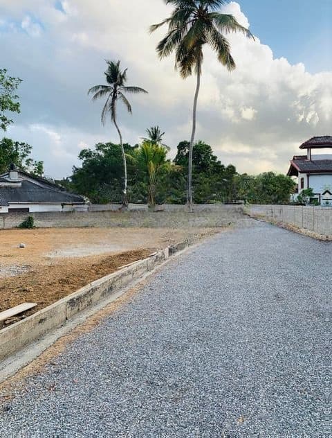 ගම්පහ යක්කල නුවර පාරට 500M බිම් කොටස්