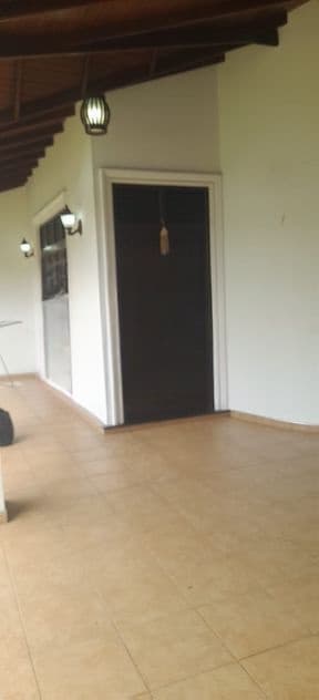 ගම්පහ නගරයෙන් නිවසක්