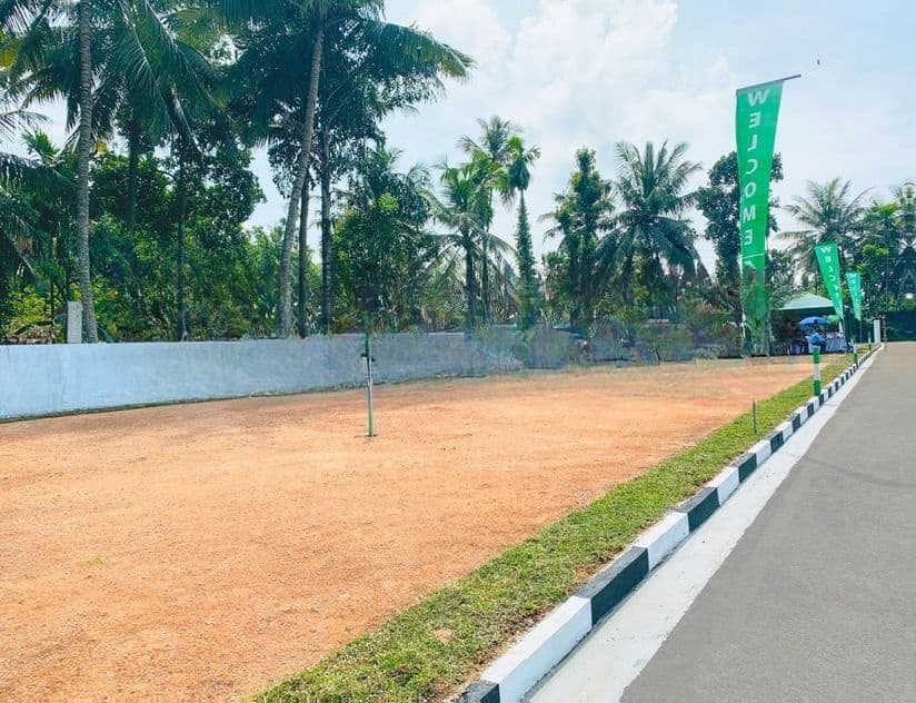 අතුරුගිරියෙන් ඉඩමක් විකිණීමට ඇත.