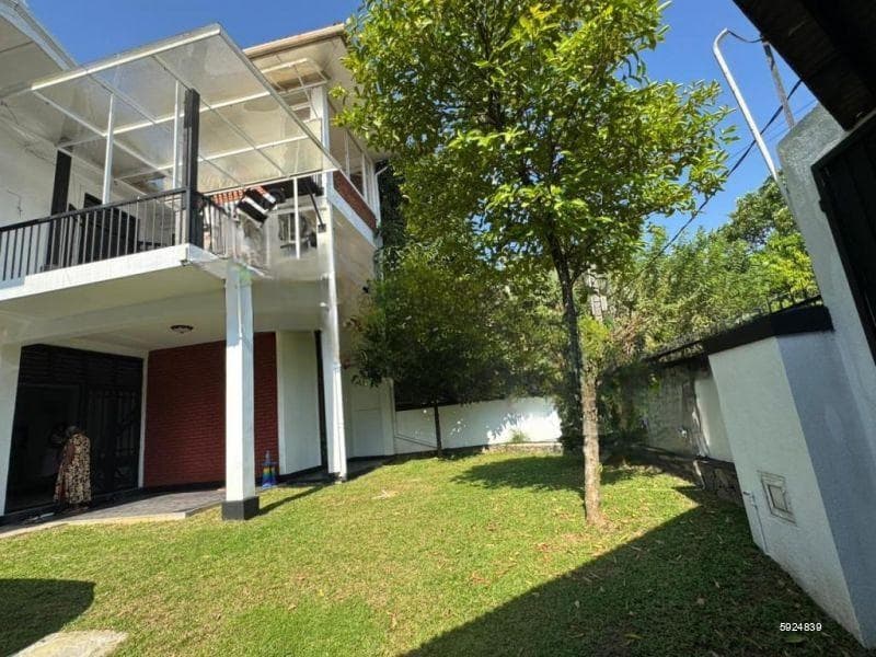 5 Bedroom Residential House for Rent – Battaramulla (Pipe Road) – LKR600,000 (EM022DV)