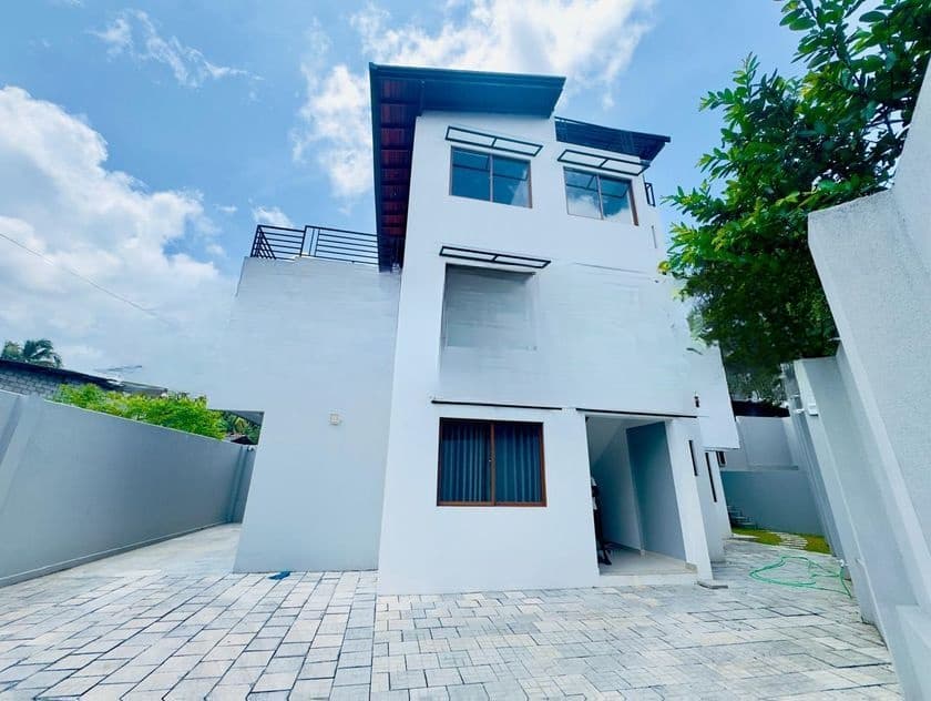 Brand New 3-Unit Apartment Building for Sale – Thalangama