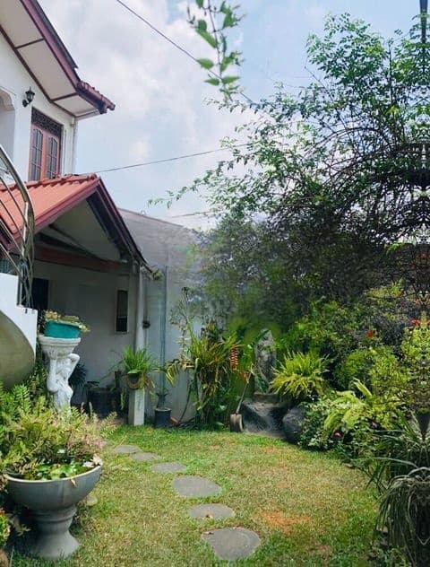 Colombo 7 : 38 perches Land with House for Sale at Bullers Road