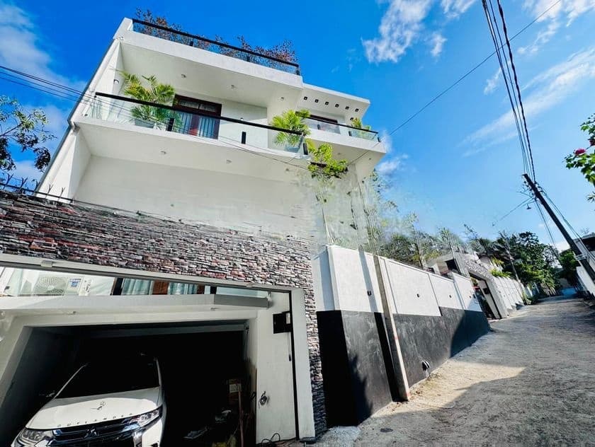 Luxury House for Sale in Battaramulla