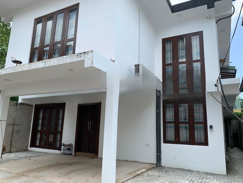 Two Storey House for Sale in Battaramulla Ds098