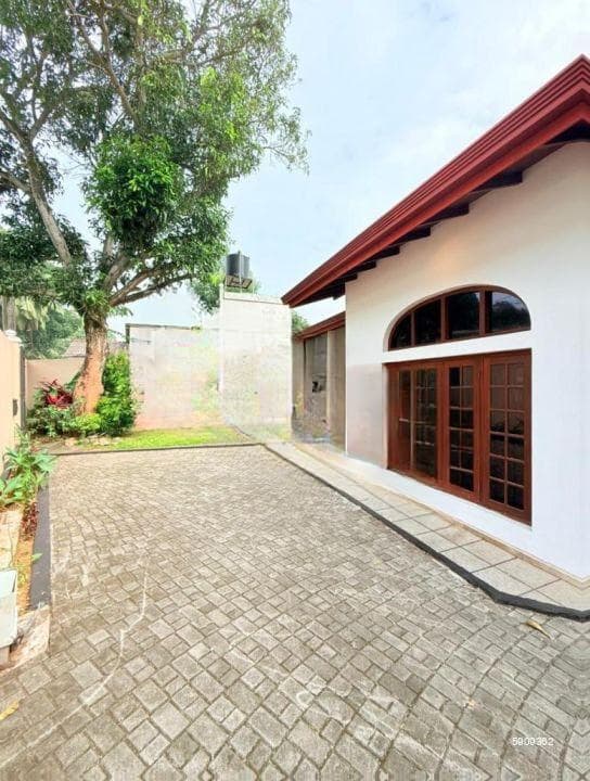 18.5 Perch Land with 6 Bedroom House for Sale in Colombo 5, S1925