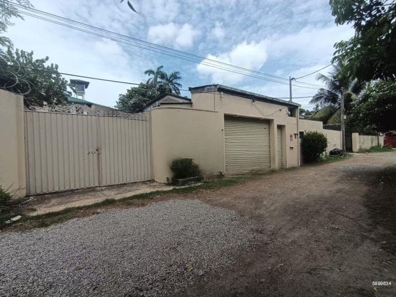 Kirulapona - Railway Avenue Colombo 05, 19.5 Prime Land with a Large House for Sale