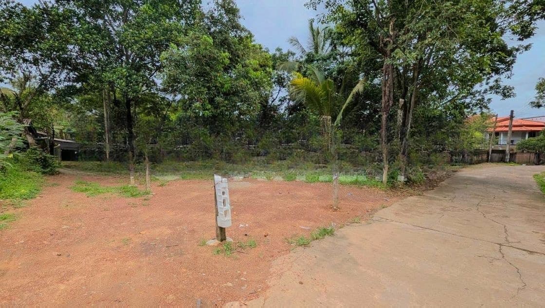 කඩවතින් අඩි 20 පාරකට මුහුනලා පර්චස් 7.3 බිම් කොටසක් KM 12628