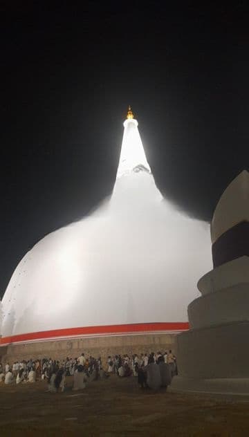 අනුරාධපුර පූජා නගරය ළඟින් බිම් කොටස්