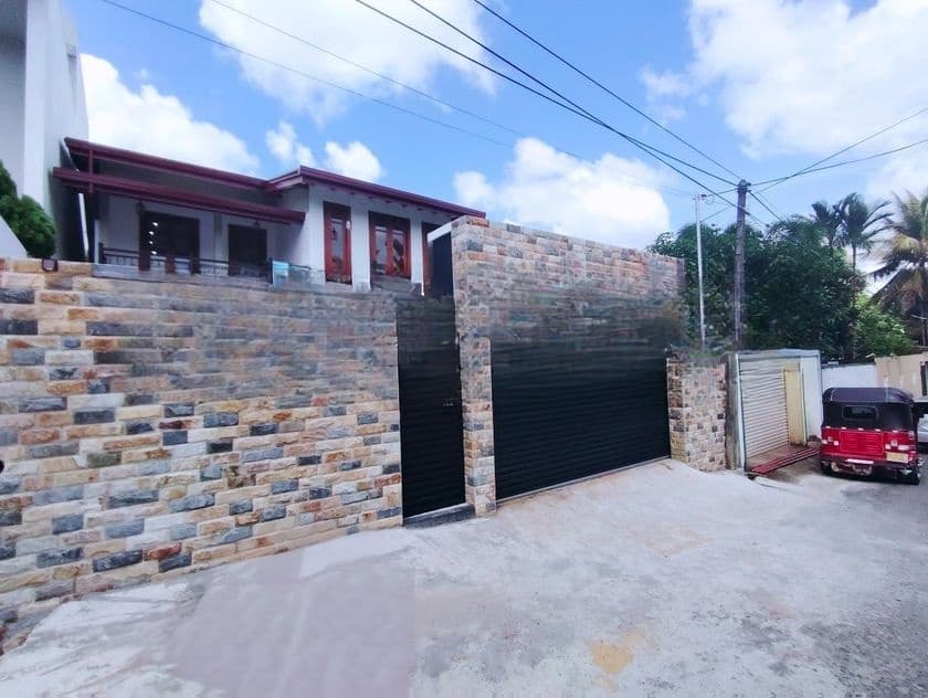 ණවමාදිලියේ ලස්සන විසාල දෙමහල් නිවසක්විකිනිමට කොටිටාවෙි