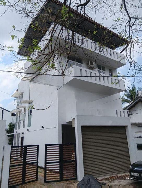 Modern 4 Bedroom House for Rent at Thalawathugoda | LKR 250,000 per Month (Negotiable) (EM026AC)
