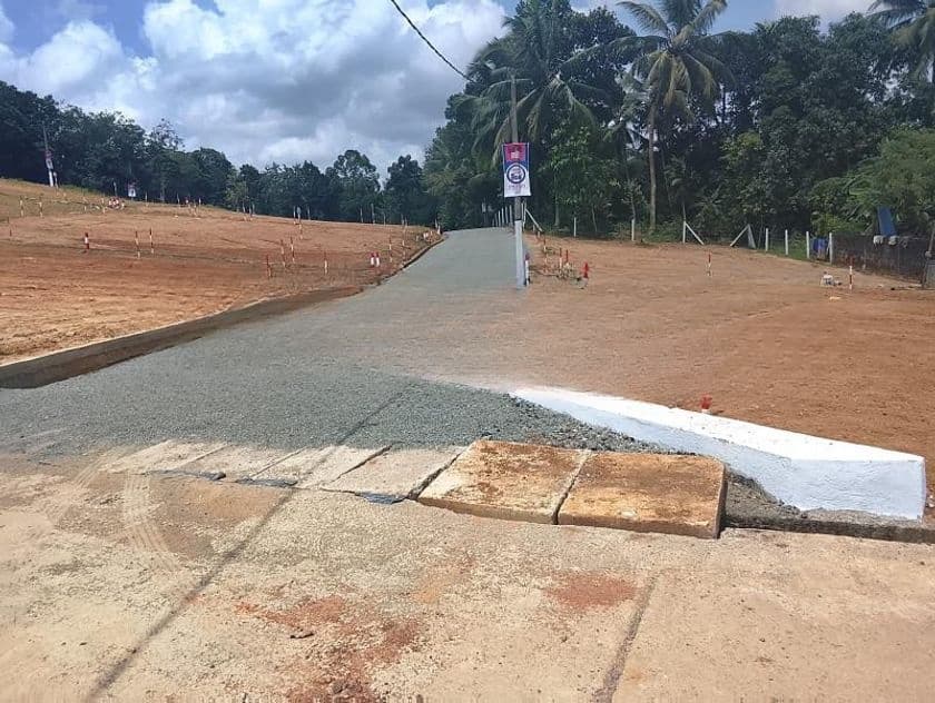 පාදුක්ක නගරයේ මීපේ ඉංගිරිය (124) ප්රධාන බස් පාරට මුහුණලා බිම්කොටස්