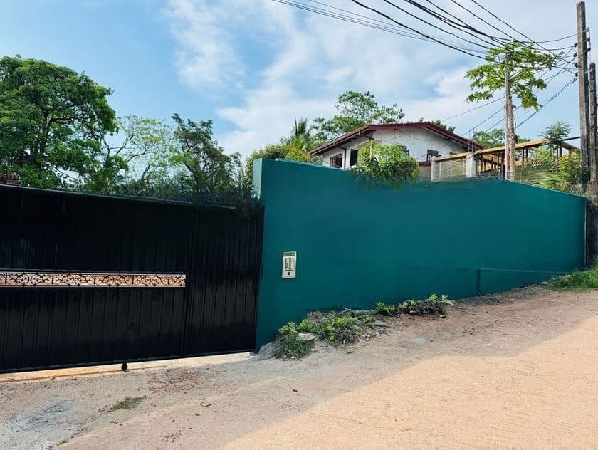 Land for Sale in Battaramulla, Koswatta - Lake View Parapet Walls Gate