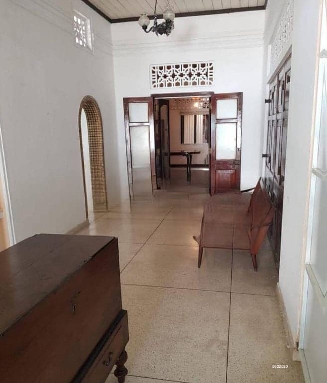 Colonial-style Commercial House For Rent – 3,000 Sq. Ft.