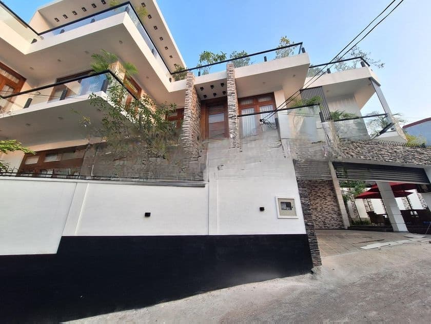 Fully furnitured with luxury house for sale in battaramulla