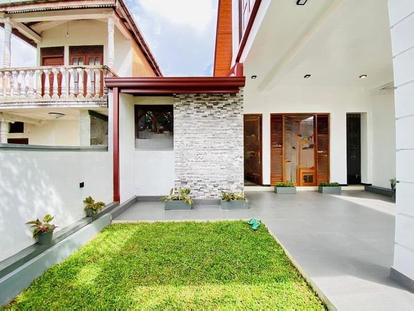 Modern 3 Bedroom Home for Sale in Athurugiriya