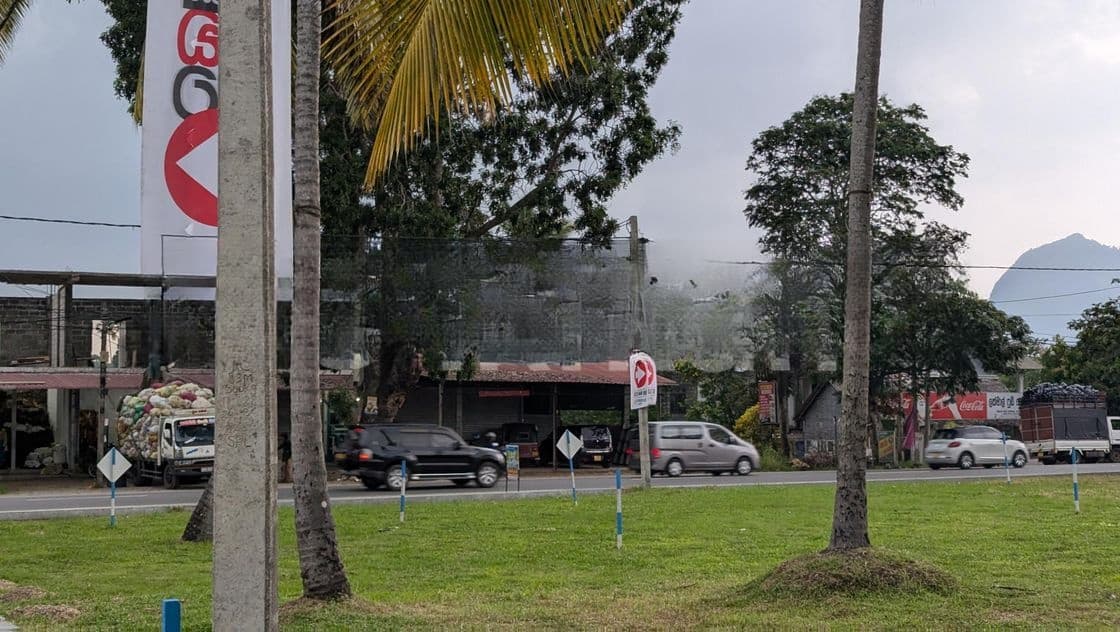 දඹුලු පාරට මුහුණලා ව්යාපාරික හා නේවාසික බිම් කොටස්