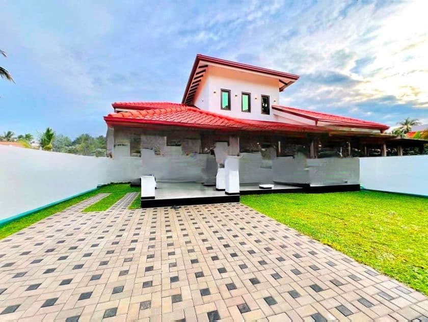 Nicely Done Built 16P Land With Single Storey House for Sale Kandawala
