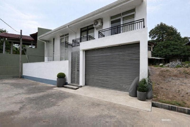 4 Bedroom House for Sale in Lake Road Pelawatta, S1875