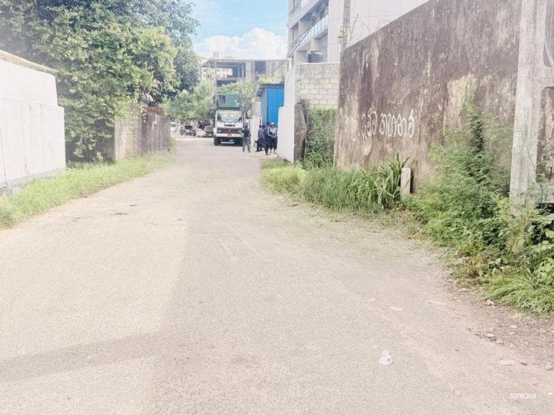 77 perches bare land for sale in Colombo 5 for Rs. 8.20 million (per perch)