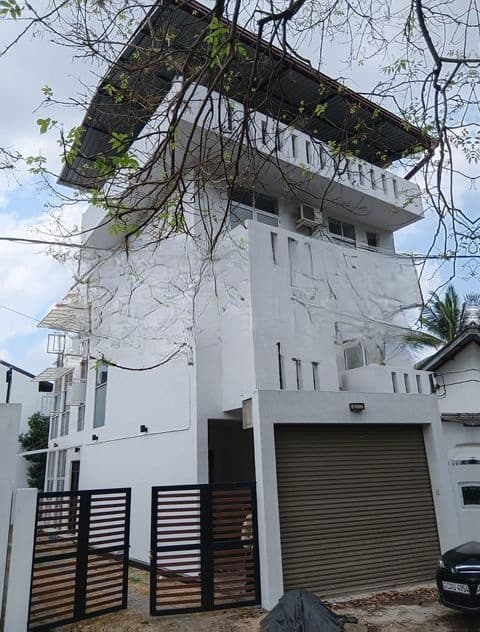 Modern Luxury Family House for Rent Near Thalawathugoda - PDH380