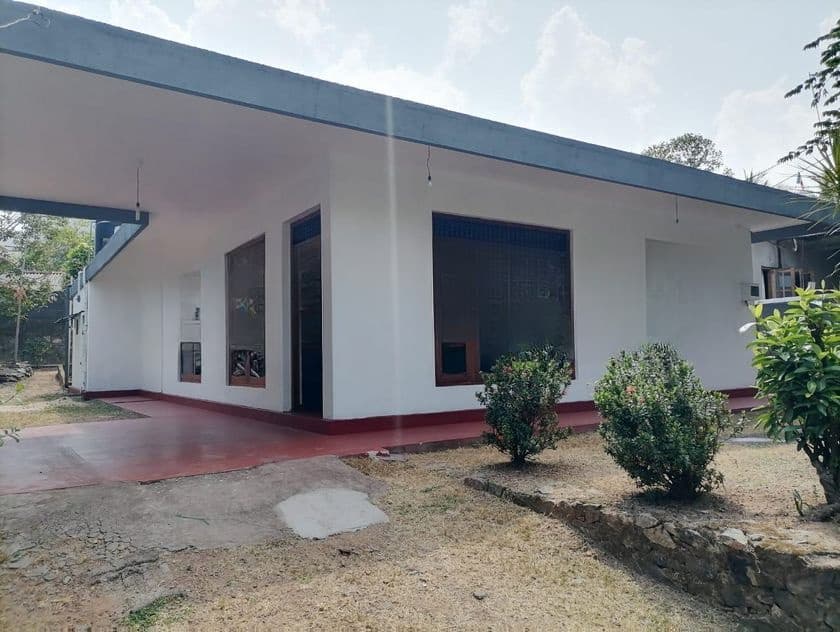 කැලණිය ගෝමිස් මාවතේ පර්චස් 17.5 ක ඉඩමක් ගෙයක් ද විකිණීමට ඇත.