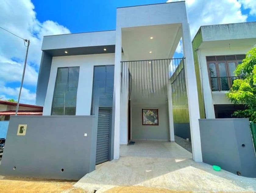අලුත්ම නවීන පන්නයේ දෙමහල් නිවසක් විකිණීමට පිලියන්දල