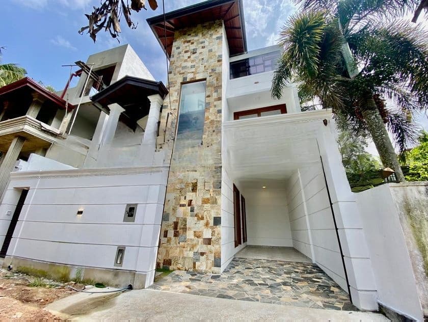 HAS204 - 🪂🪂 Luxurious House for Sale in Piliyandala