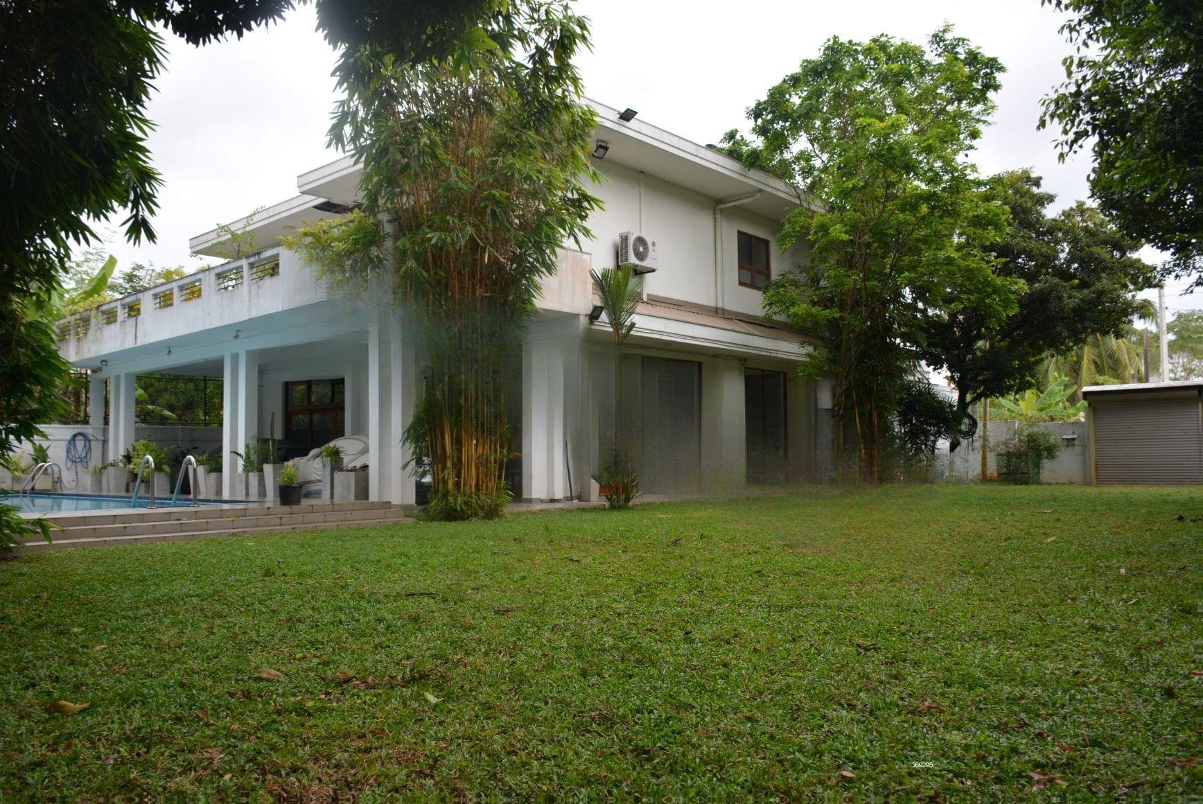 5 Bedroomed Super Luxury House with a Pool on 36 perch land in Battaramulla(SNPLH)