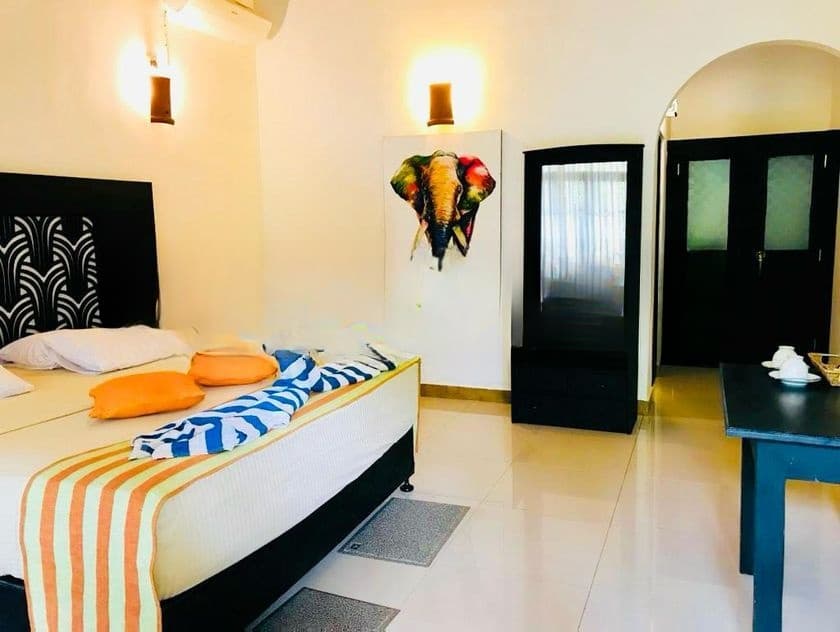 Colombo 6 : New 9 A/C BR fully furnished (84 people stay) hotel for rent