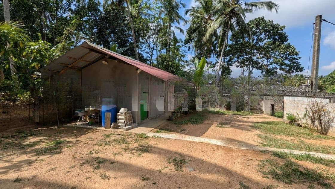 ගම්පහ වටිනා බිම් කොටසක් විකිනීමට කුඩා නිවසක් සමග