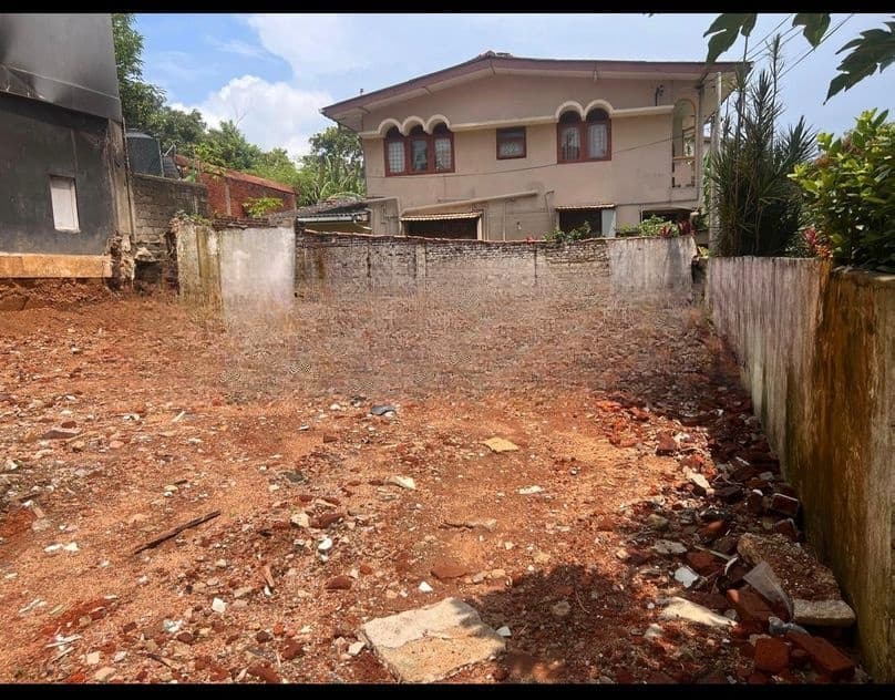 Mount Lavinia : 13P Land with an Old House for Sale