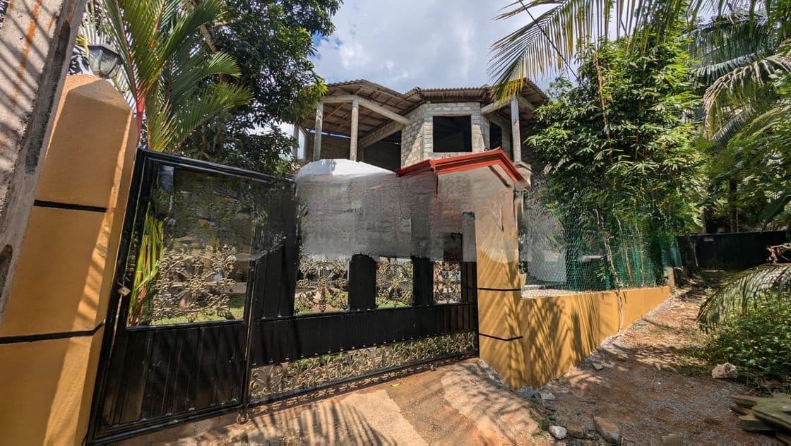 නුවර පාරට අතේ දුරින් දෙමහල් නිවසක් / AJ 15088