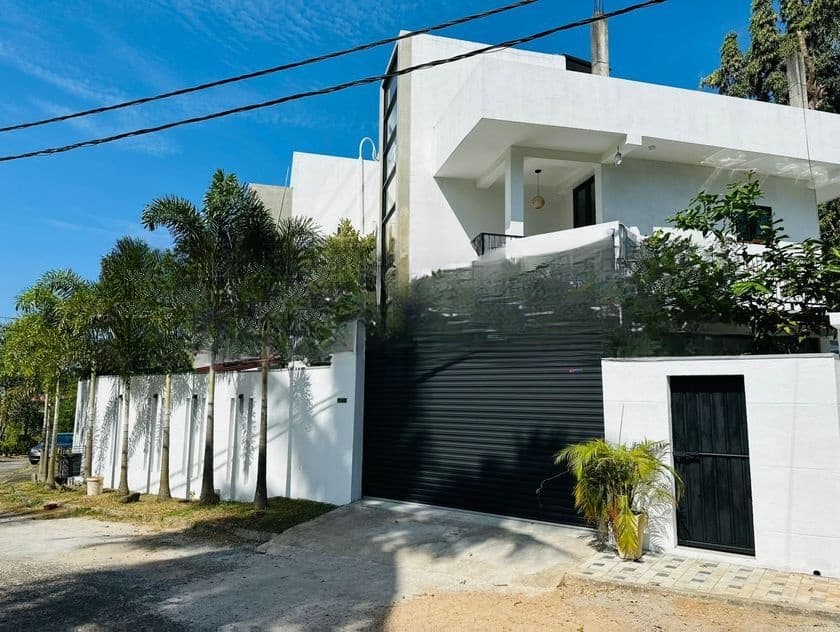 Luxury House For Sale Athrugiriya