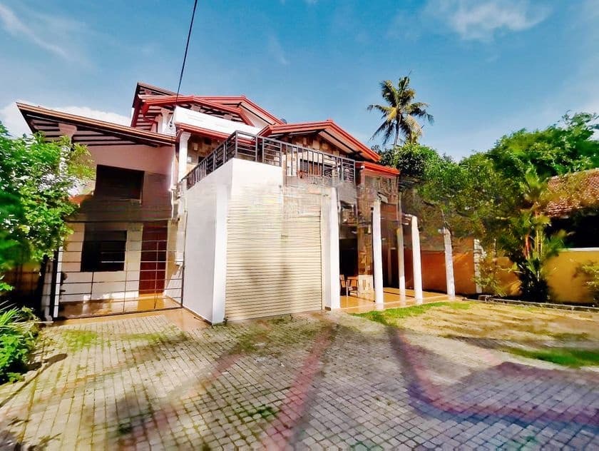 පිලියන්දල නගරයෙන් පර්චස් 30 ක් තෙමහල් නිවසක් විකිණීමට